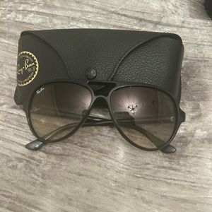 Black ray-ban sunglasses